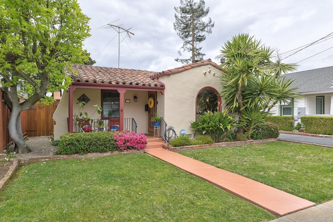 127 N Murphy Ave in Sunnyvale, CA - Building Photo