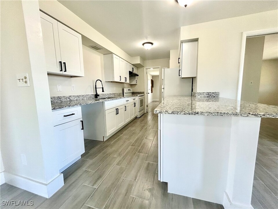 800 Willow Dr in Lehigh Acres, FL - Building Photo