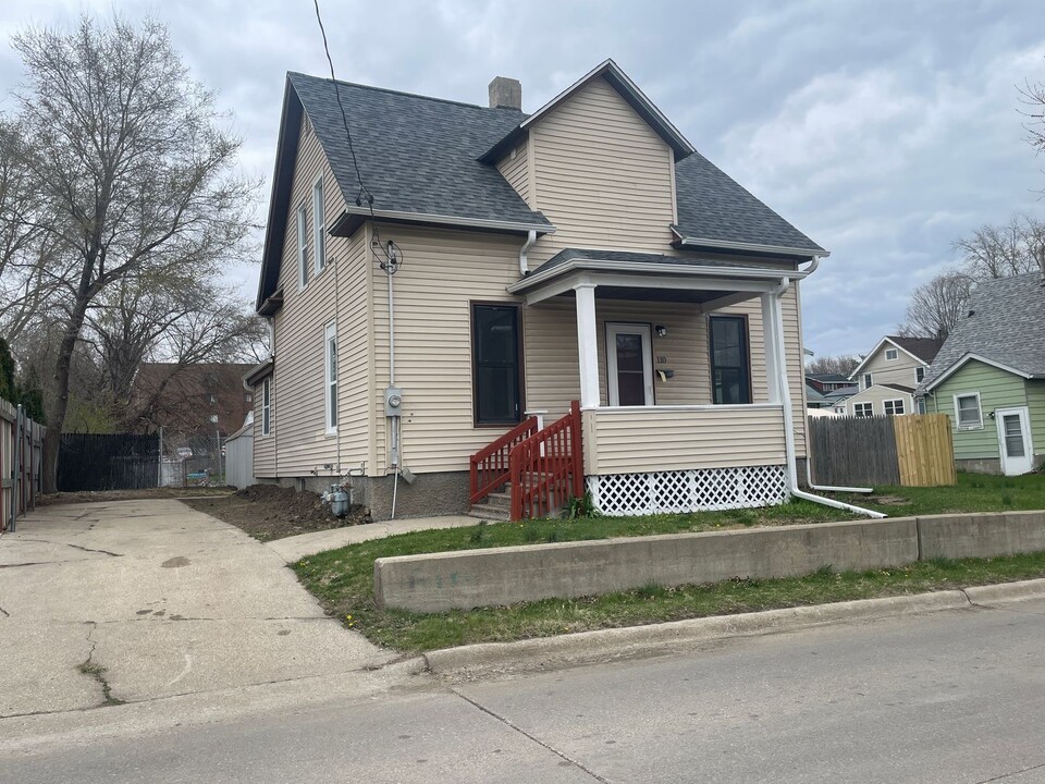 110 S 5th Ave W in Newton, IA - Building Photo