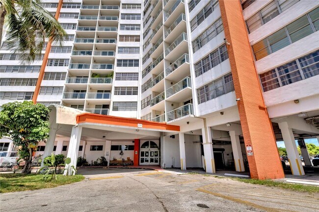 1351 NE Miami Gardens Dr in Miami, FL - Building Photo - Building Photo