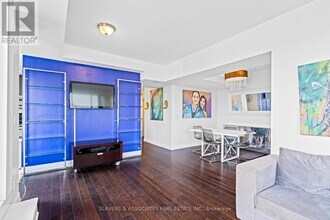 500-500 St Clair Ave W in Toronto, ON - Building Photo - Building Photo