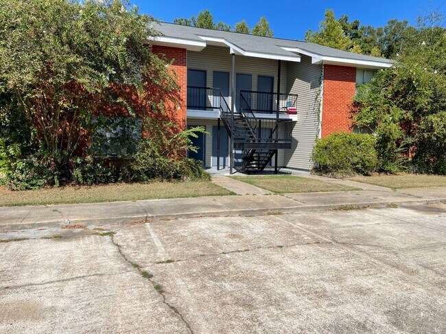 390 Guzzardo Ln in Independence, LA - Foto de edificio - Building Photo