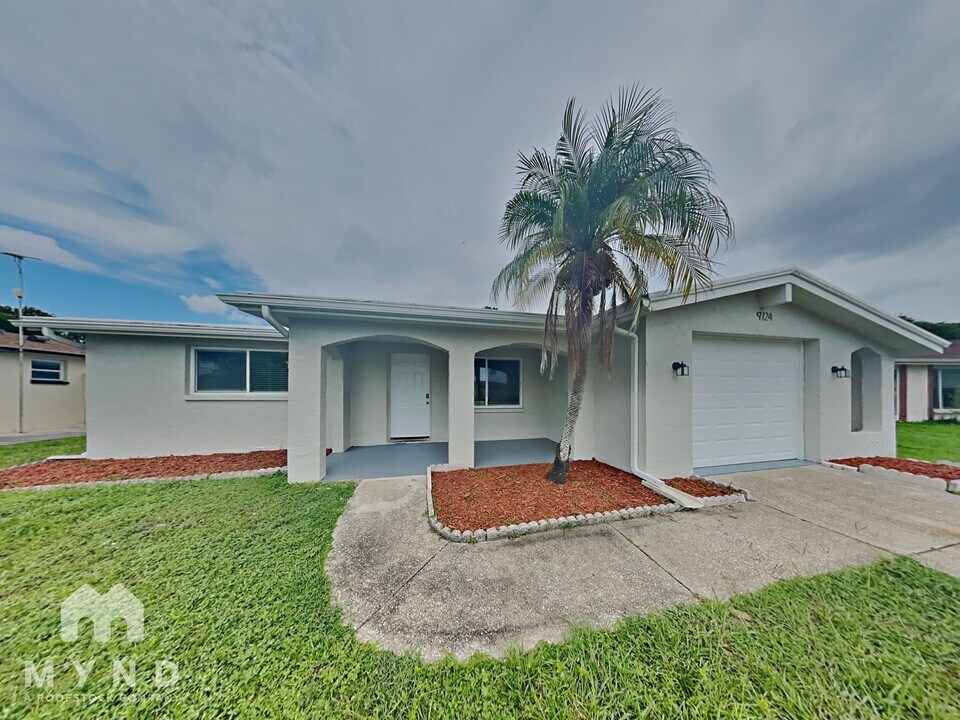 9724 Lakeside Ln in Port Richey, FL - Building Photo