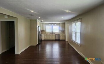 2417 Hwy 90 Alt in Shiner, TX - Building Photo - Building Photo