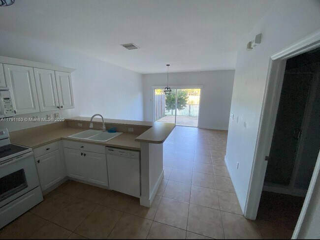 9283 SW 219th St in Cutler Bay, FL - Building Photo - Building Photo