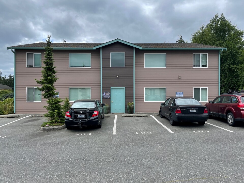 1301 NW Elwha St in Oak Harbor, WA - Building Photo