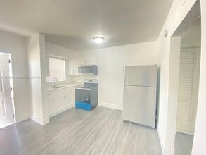 2150 NW 24th St in Miami, FL - Building Photo - Building Photo