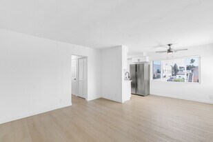 2301 S Ridgeley Dr in Los Angeles, CA - Building Photo