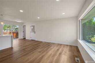 3600 NE 10th St in Renton, WA - Foto de edificio - Building Photo