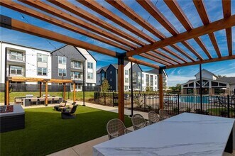 3890 Floyd Rd, Unit 406 in Austell, GA - Foto de edificio - Building Photo