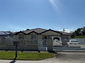 11380 SW 180th St in Miami, FL - Foto de edificio - Building Photo