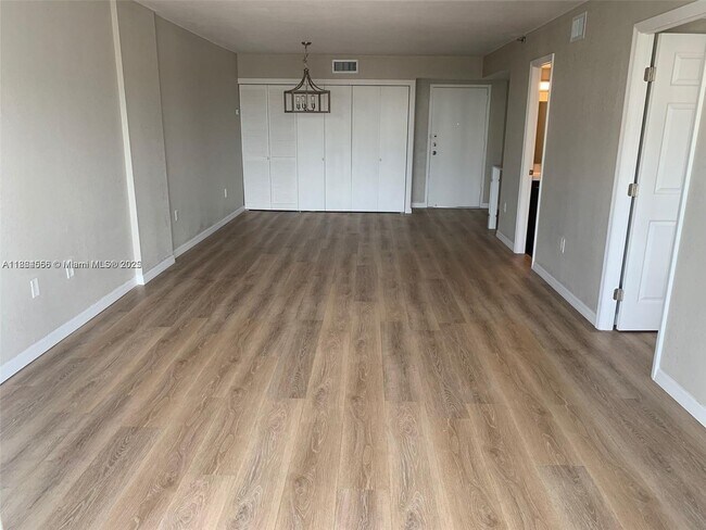 1345 West Ave, Unit 902 in Miami Beach, FL - Building Photo - Building Photo