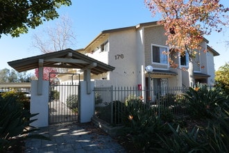 Vista Pacifica Apartments in Vista, CA - Foto de edificio - Building Photo