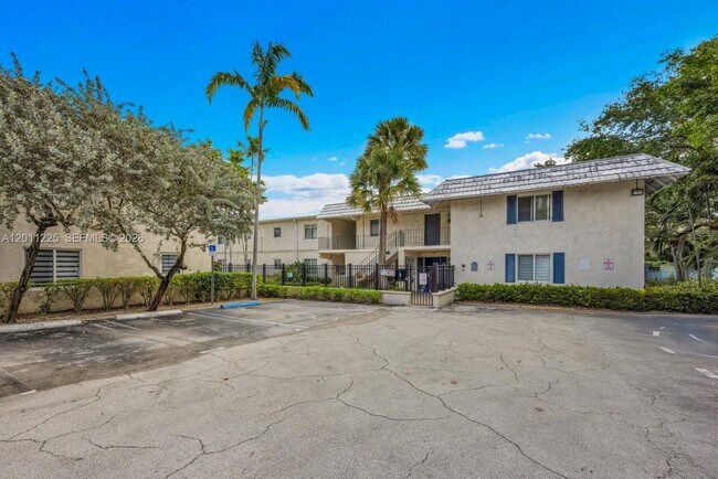 8607 SW 68th Ct in Pinecrest, FL - Building Photo - Building Photo