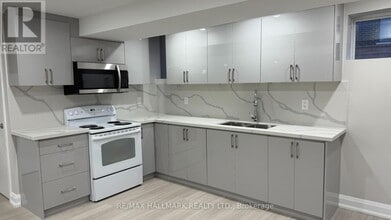 7 Avanti Cres in Hamilton, ON - Building Photo - Building Photo