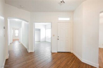 7829 Ben Hogan Dr in Las Vegas, NV - Building Photo - Building Photo