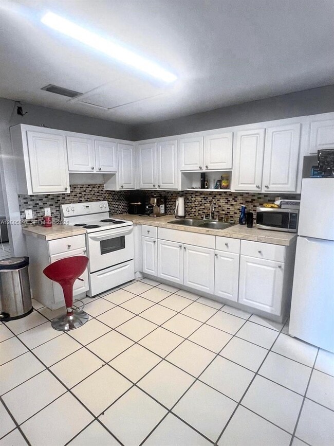 4259 Royal Banyan Way in Lake Worth Beach, FL - Building Photo - Building Photo