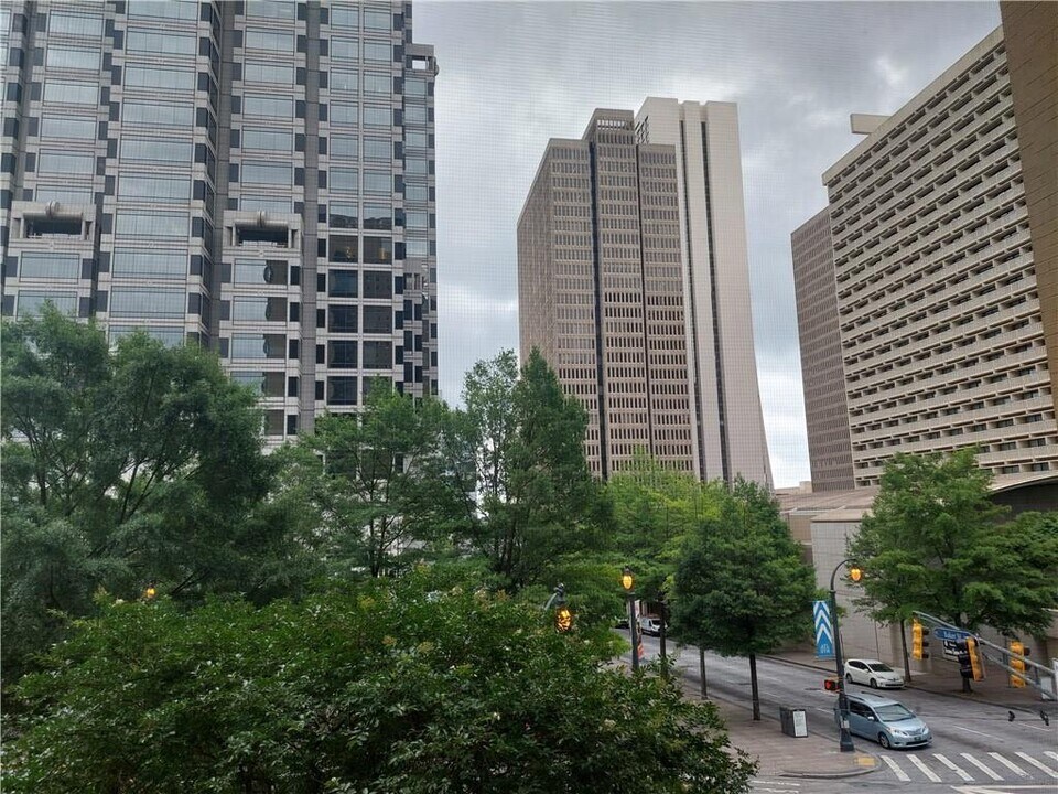 300 W Peachtree St NW in Atlanta, GA - Building Photo