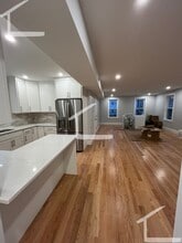 21 Shepard St, Unit 1 in Boston, MA - Foto de edificio - Building Photo