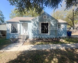 608 W Lake St in Ennis, TX - Building Photo
