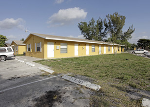 Deerfield Highlands Apartments in Deerfield Beach, FL - Building Photo - Building Photo