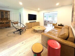 485 Warren Ln in Key Biscayne, FL - Building Photo - Building Photo