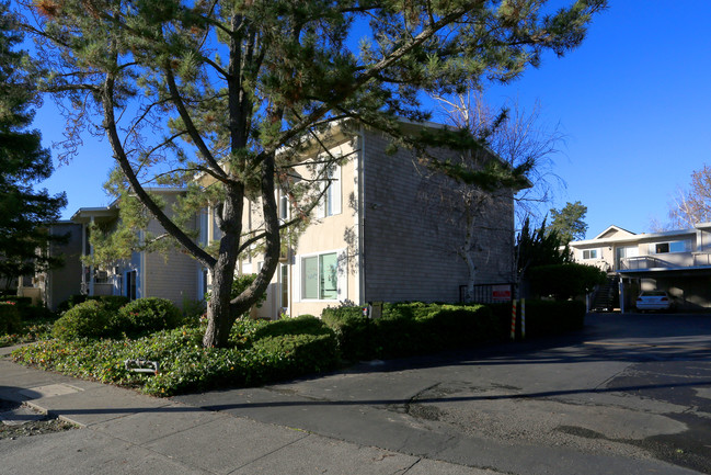 Apartments on Cabot Way in Napa, CA - Foto de edificio - Building Photo