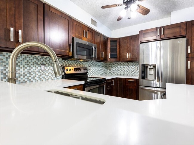 7640 Westwood Dr in Tamarac, FL - Foto de edificio - Building Photo