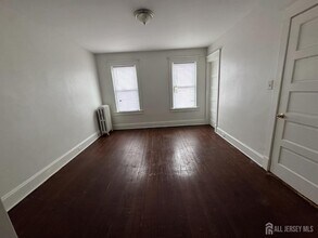 7 Maple St in New Brunswick, NJ - Building Photo - Building Photo