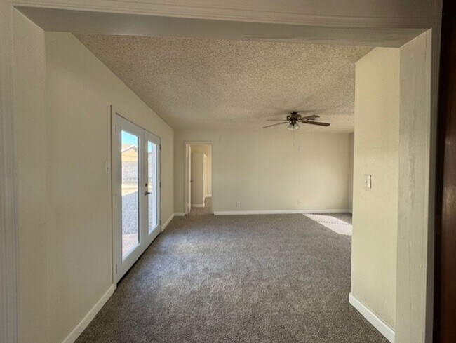 property at 1470 Lynn Dr