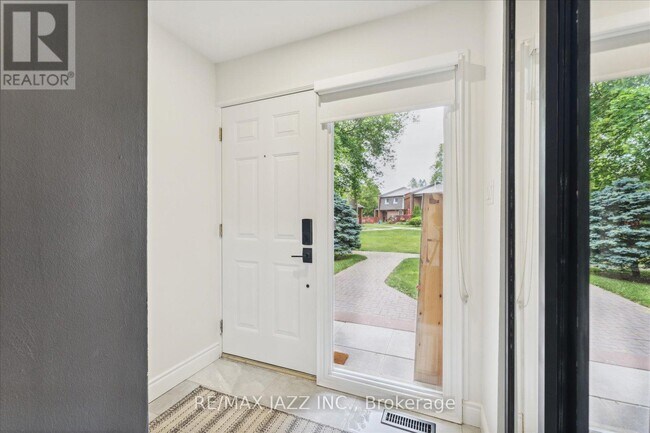 103 Dovedale Dr in Whitby, ON - Building Photo - Building Photo