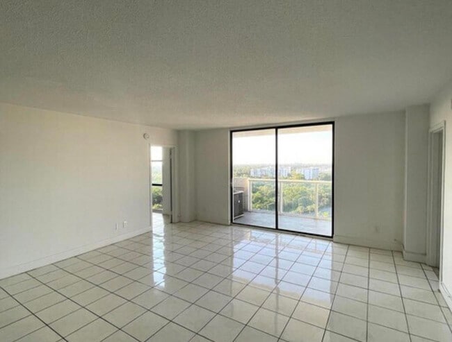 13499 Biscayne Blvd, Unit b in North Miami, FL - Building Photo - Building Photo