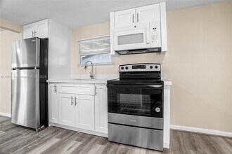 212 SW 11th St in Dania Beach, FL - Foto de edificio - Building Photo