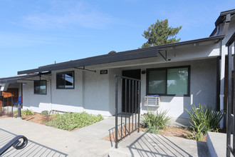 1010-1052 Clearbrook Ln in Vista, CA - Building Photo - Building Photo