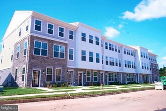 120 Stoutsburg Blvd in Pennington, NJ - Building Photo - Building Photo