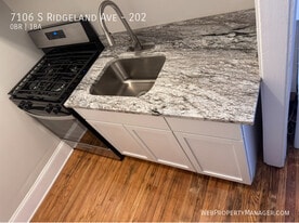 7106 S Ridgeland Ave in Chicago, IL - Building Photo