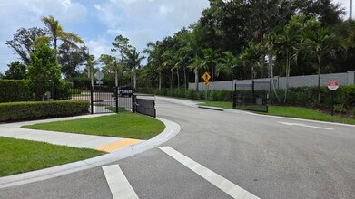 6668 Pointe of Woods Dr in West Palm Beach, FL - Building Photo - Building Photo