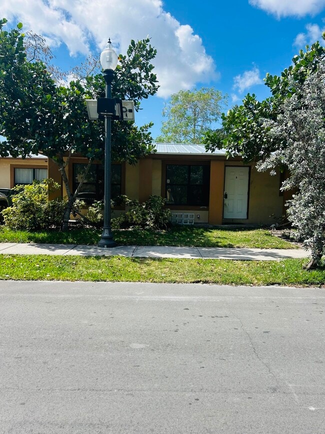 844 NW 3rd Ave in Fort Lauderdale, FL - Building Photo - Building Photo