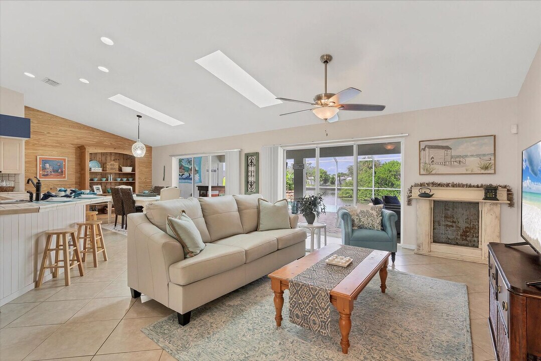 2101 SE 2nd Terrace-Unit -ID1248764P in Cape Coral, FL - Foto de edificio