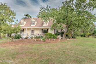 1995 N May St in Southern Pines, NC - Foto de edificio - Building Photo