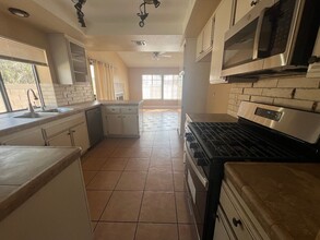 2511 MacFarlane Dr in Lancaster, CA - Foto de edificio - Building Photo