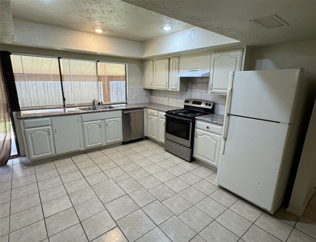 property at 2006 Quail Valley E Dr