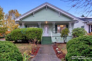 902 N 77th St in Seattle, WA - Building Photo