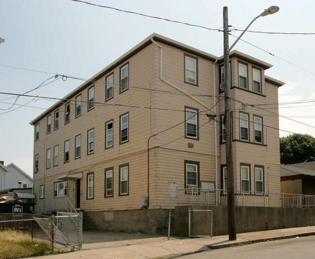 194 5th St in Fall River, MA - Foto de edificio - Building Photo