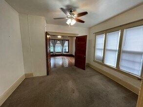 1110 W Jackson St, Unit 2 in Bloomington, IL - Foto de edificio - Building Photo