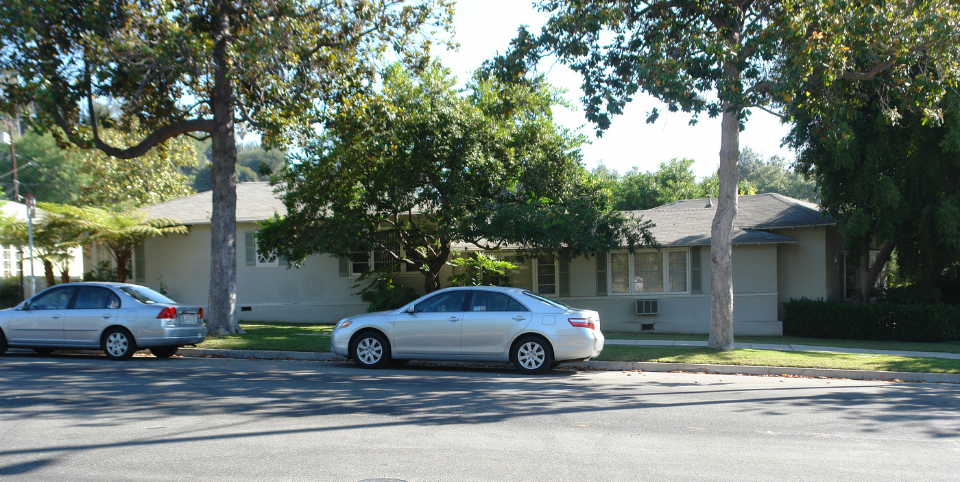 83 Melrose Ave in Pasadena, CA - Foto de edificio