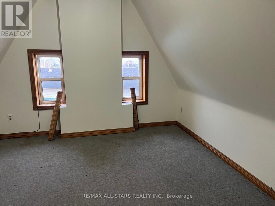 4 Kent St W in Kawartha Lakes, ON - Building Photo