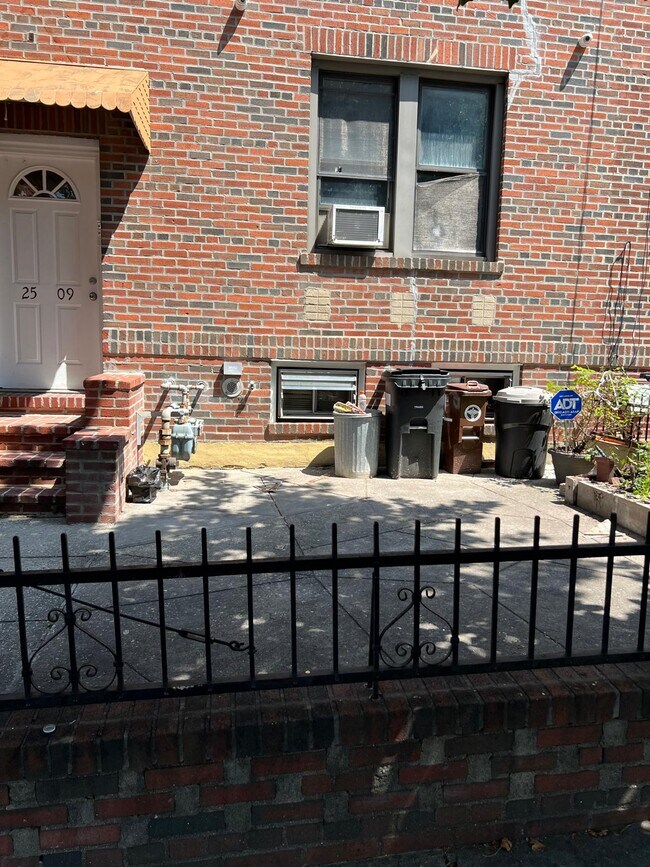 2509 35th Ave, Unit 2ndFloor