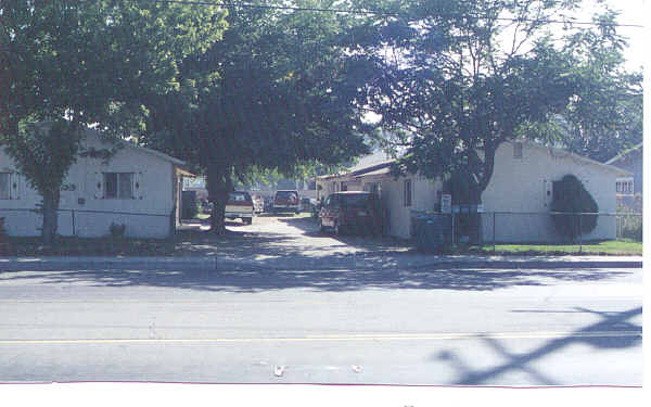 12937-12941 Ramona Ave in Chino, CA - Foto de edificio