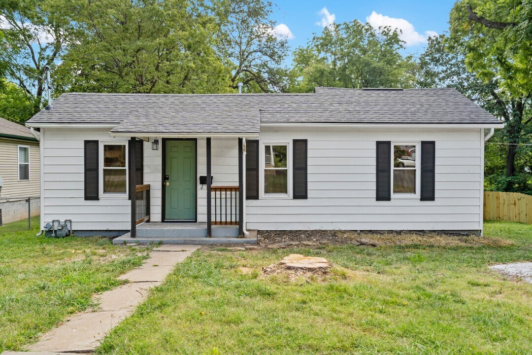 2100 N Nettleton Ave in Springfield, MO - Building Photo